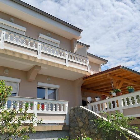 Apartments Vesna Banjol Екстер'єр фото