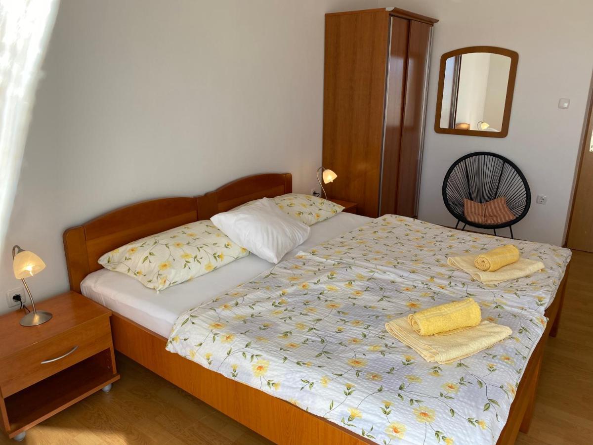 Apartments Vesna Banjol Екстер'єр фото